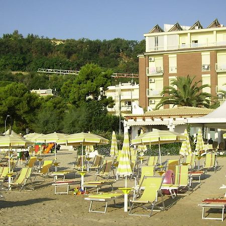 Hotel La Perla Cupra Marittima Bagian luar foto