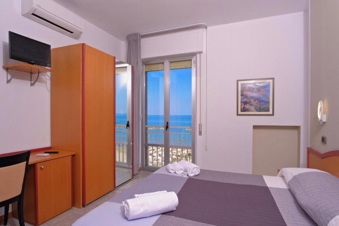 Hotel La Perla Cupra Marittima Bagian luar foto