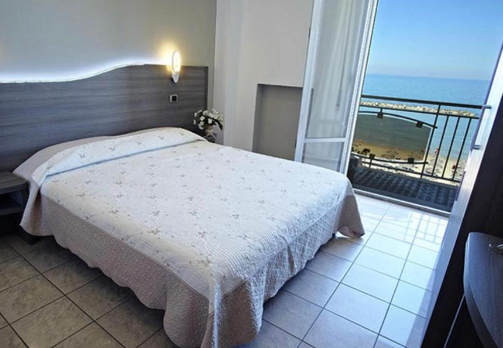 Hotel La Perla Cupra Marittima Bagian luar foto