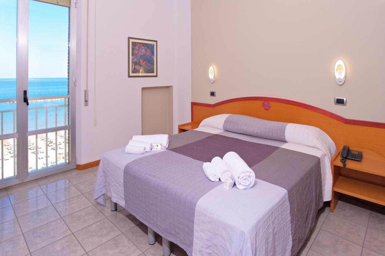 Hotel La Perla Cupra Marittima Bagian luar foto