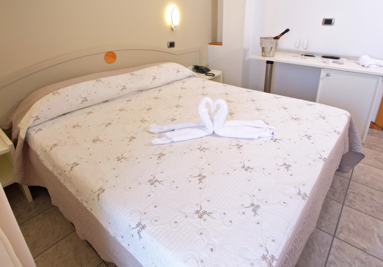 Hotel La Perla Cupra Marittima Bagian luar foto