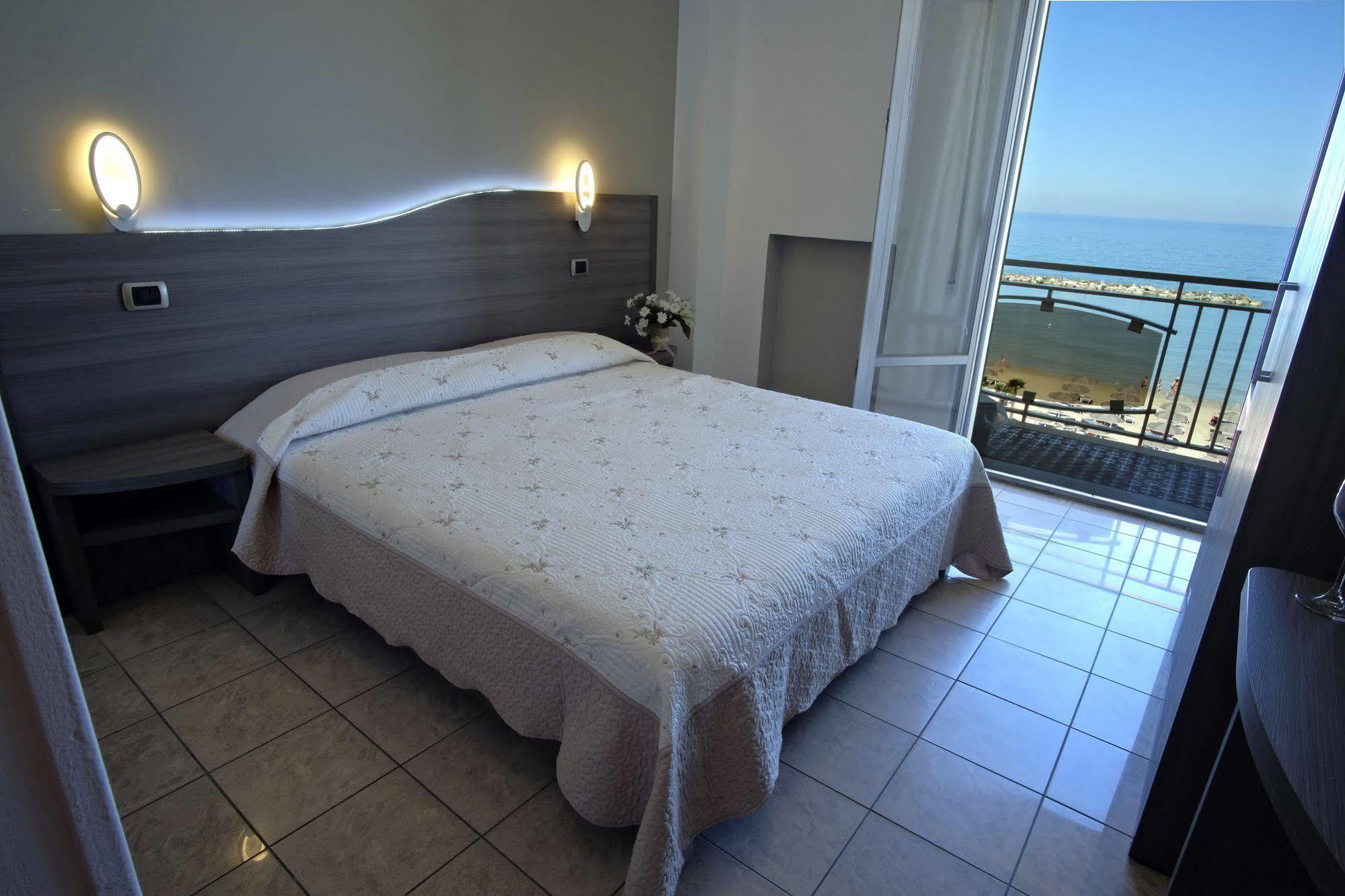 Hotel La Perla Cupra Marittima Bagian luar foto