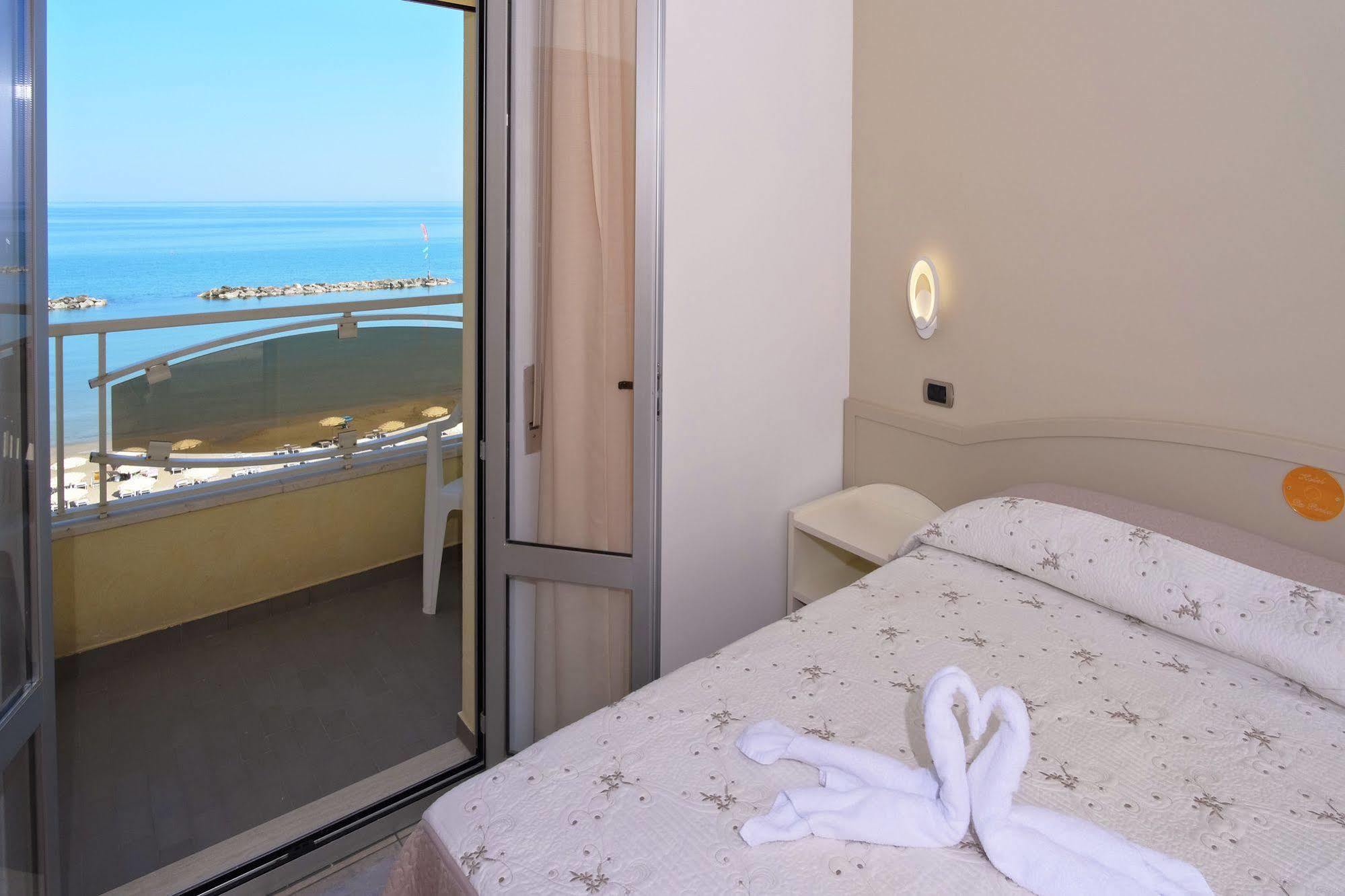 Hotel La Perla Cupra Marittima Bagian luar foto