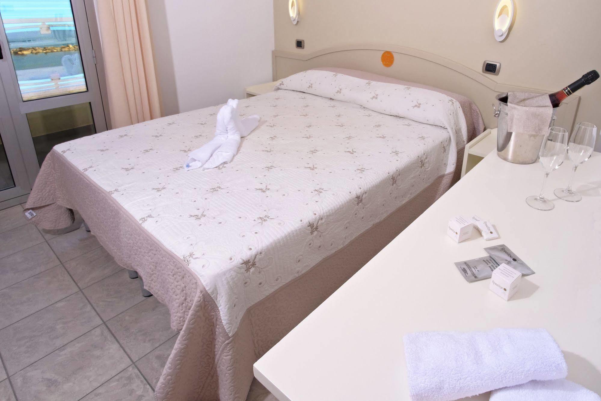 Hotel La Perla Cupra Marittima Bagian luar foto