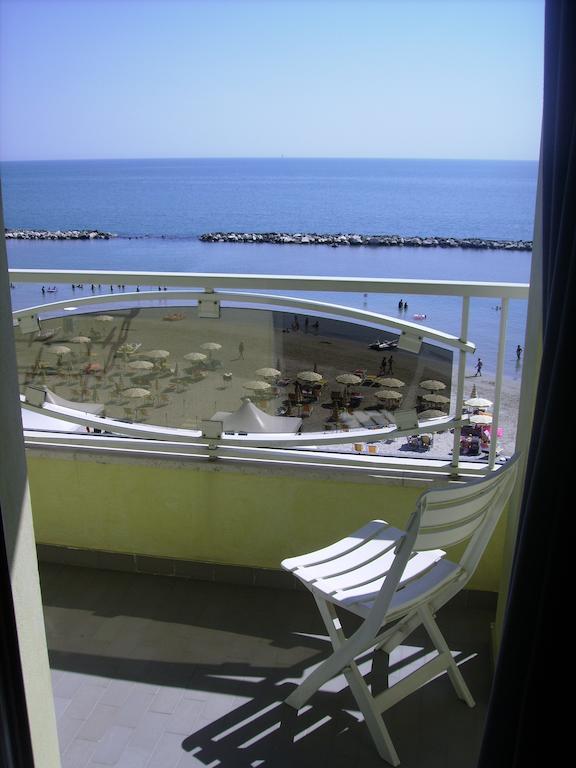 Hotel La Perla Cupra Marittima Bagian luar foto