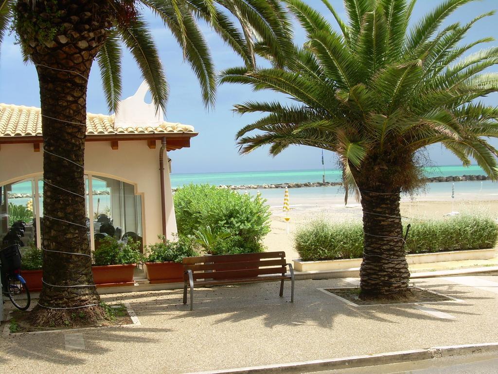 Hotel La Perla Cupra Marittima Bagian luar foto